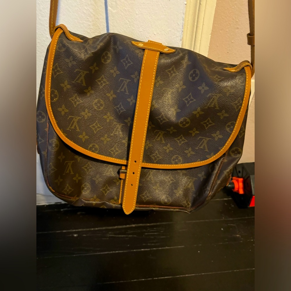Louis Vuitton Saumur 35